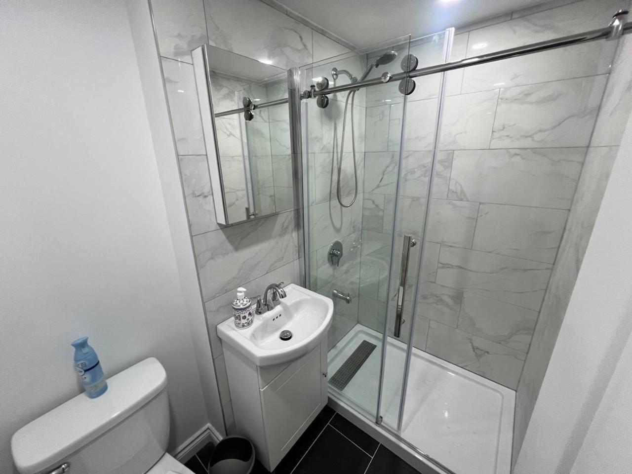 #1 Convvy-Nient Residence! Торонто Экстерьер фото